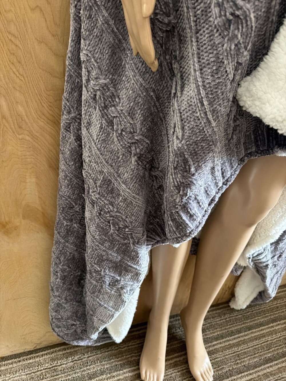 Soft Surroundings Chenille Sherpa Wearable Hooded Cable Knit Throw 46 x 78 - Picture 14 of 14